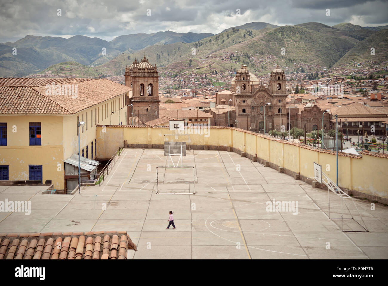 Vista su un campo sportivo di cattedrali e Plaza de Armas, Cusco, Cuzco, Perù, Ande, Sud America Foto Stock