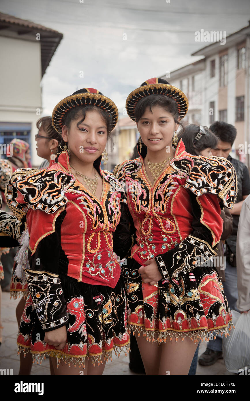 Peruviano Voung ragazze con abiti tradizionale durante una processione in Cusco, Cuzco, Perù, Ande, Sud America Foto Stock