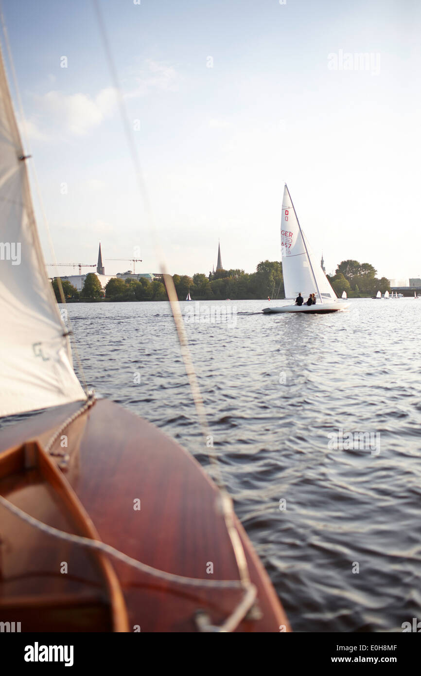 Barche a vela sul lato esterno lago Alster, Aussenalster, Amburgo, Germania Foto Stock