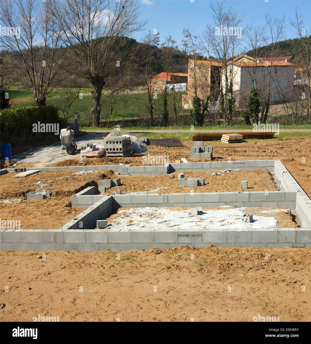 Costruzione di una nuova fondazione di case in Francia con blocchi e fasi di preparazione Foto Stock