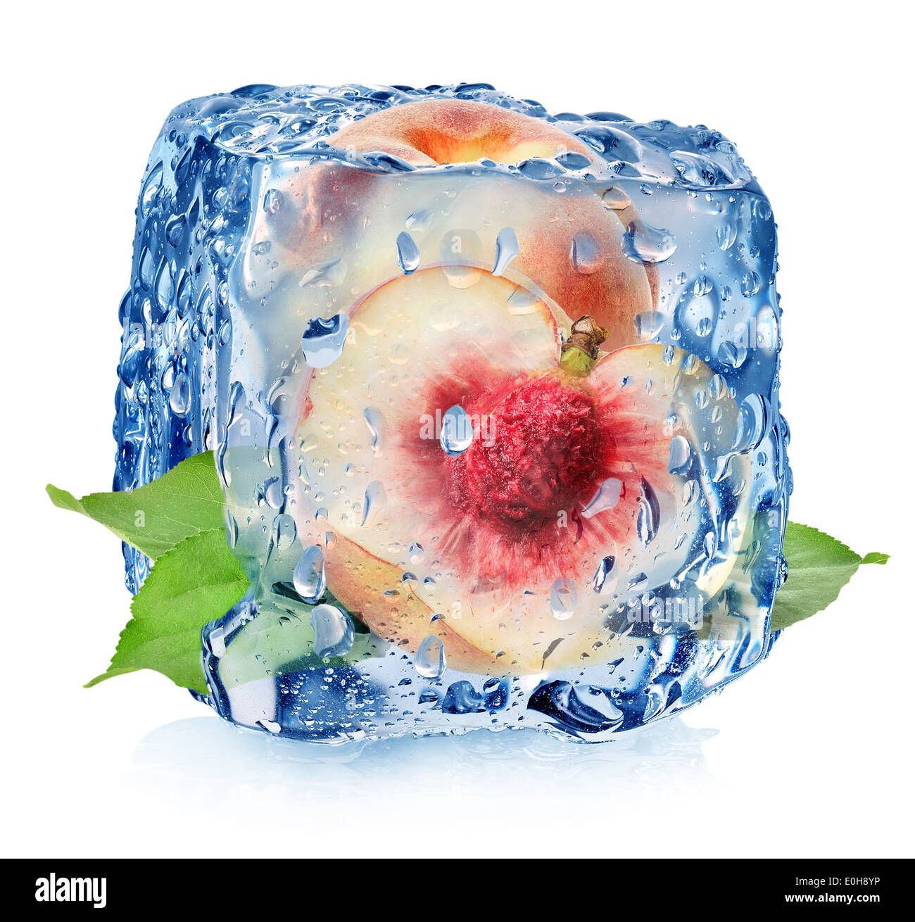 Succose pesche in cubo di ghiaccio con gocce isolato su bianco Foto Stock