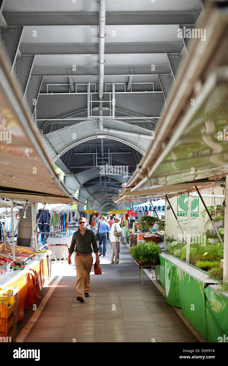 Le bancarelle del mercato al di sotto della ferrovia urbana, sistema di mercato degli agricoltori in Isestrasse, Eppendorf, Amburgo, Germania Foto Stock