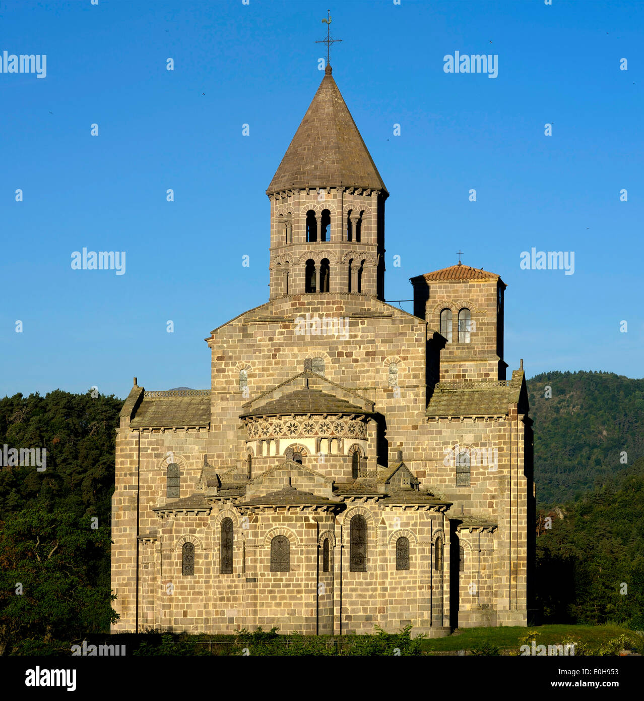 La chiesa romanica di San Nectaire, Auvergne, Francia Foto Stock