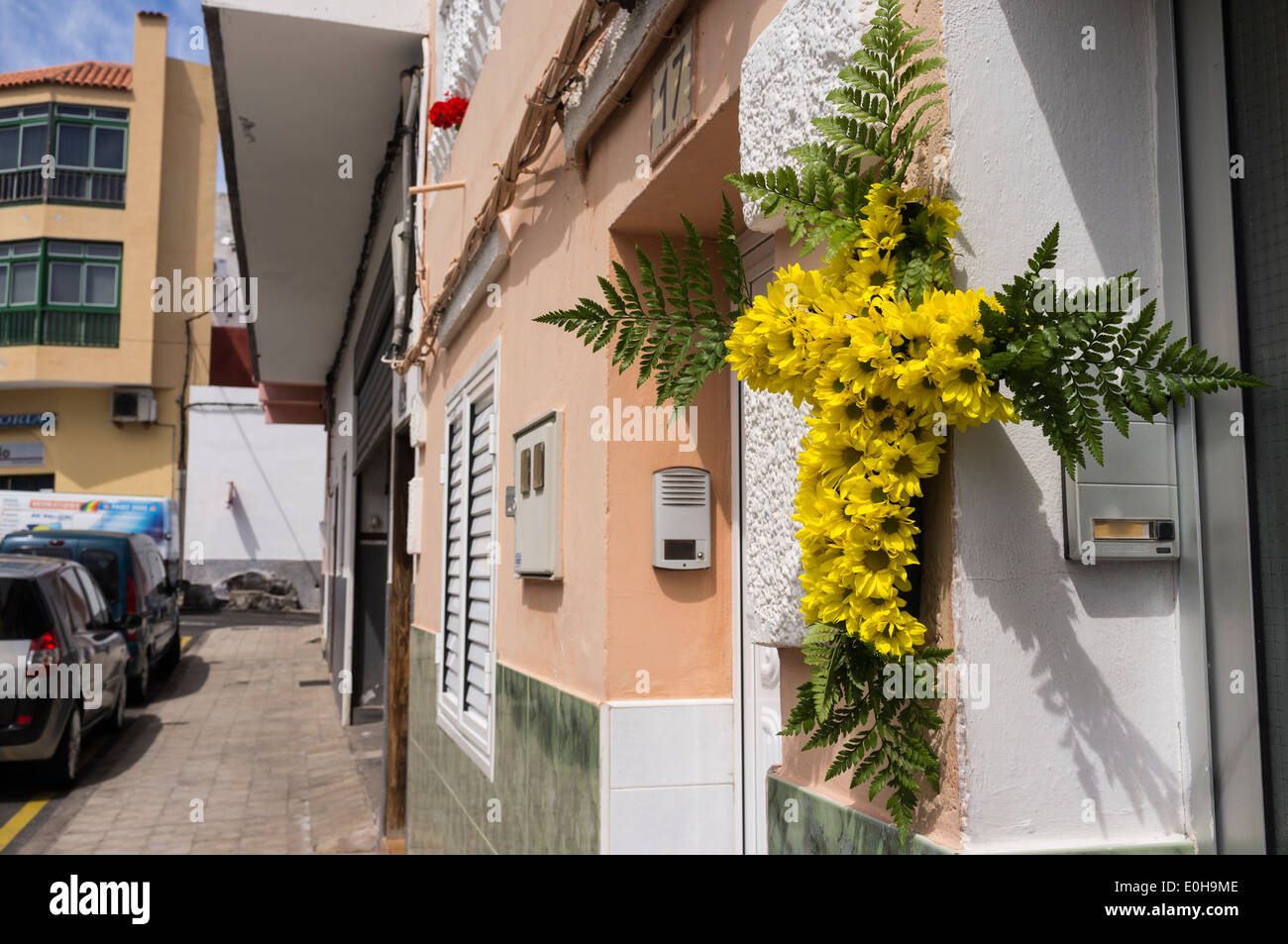 Girasole giallo croce appesa dalla porta di casa per celebrare El Dia de la Cruz, una festa religiosa in Tenerife, Foto Stock