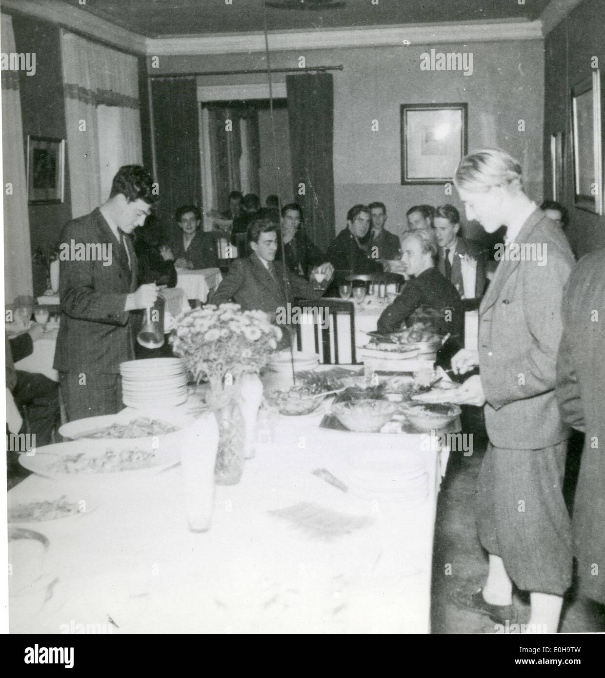 Una fotografia storica che raffigura il campo militare studentesco norvegese di Uppsala, in Svezia, durante la seconda guerra mondiale, riflette le esperienze e le attività degli studenti norvegesi in Svezia durante la guerra, in particolare in relazione alla seconda guerra mondiale. Foto Stock