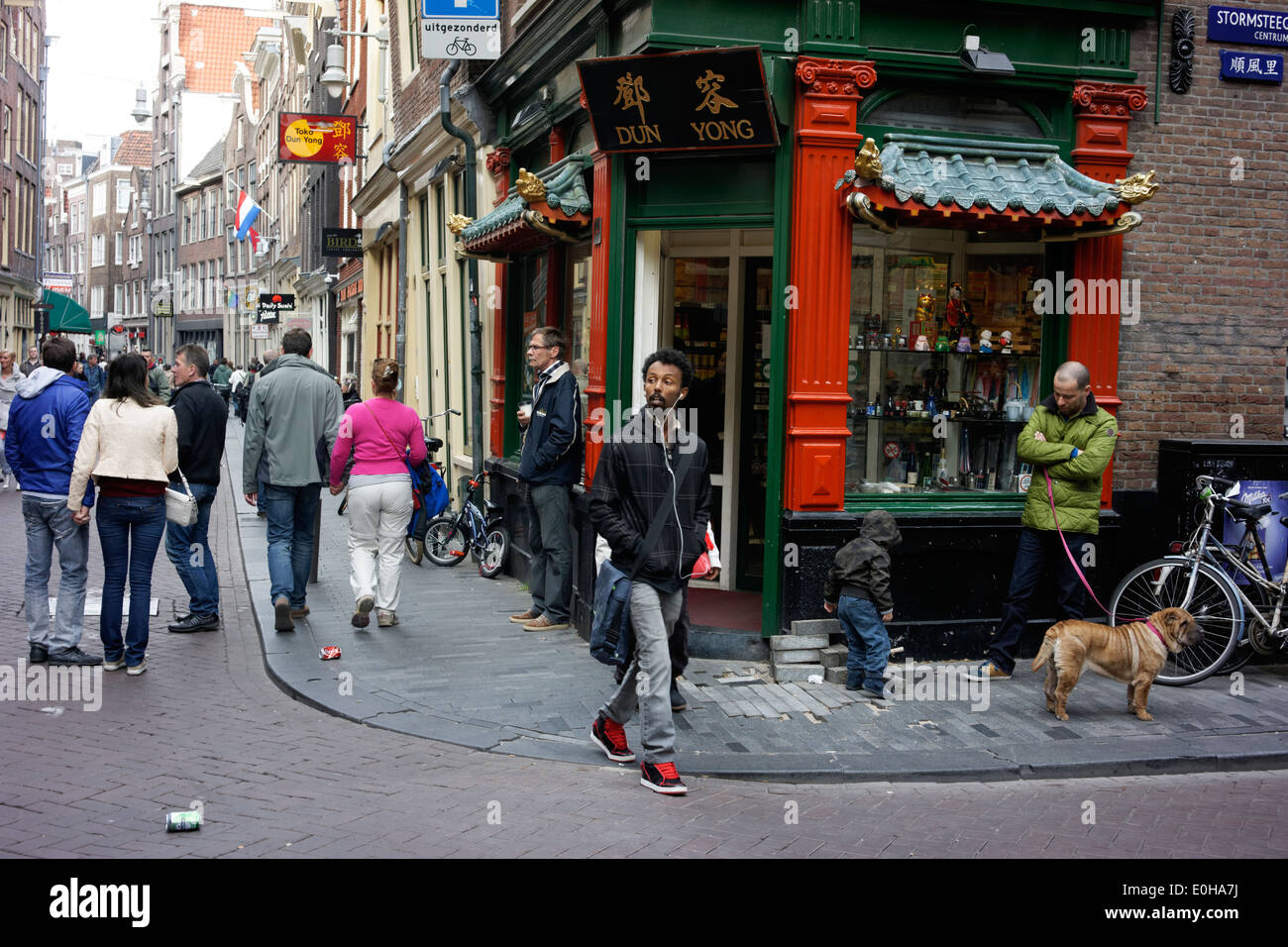 Scena di strada nel quartiere a luci rosse di Amsterdam Foto Stock