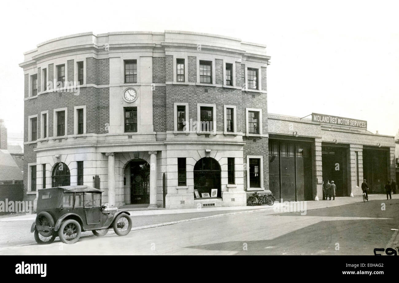 Questa fotografia raffigura la Spencer House a Digbeth, Birmingham, che ospitava gli uffici della Midland 'Red' Motors. L'edificio riflette la storia commerciale e automobilistica della metà del XX secolo dell'area. Foto Stock