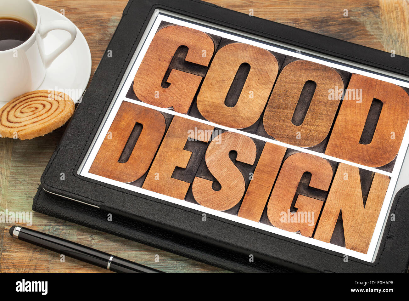 Un buon design in rilievografia tipo di legno su una tavoletta digitale con una tazza di caffè Foto Stock