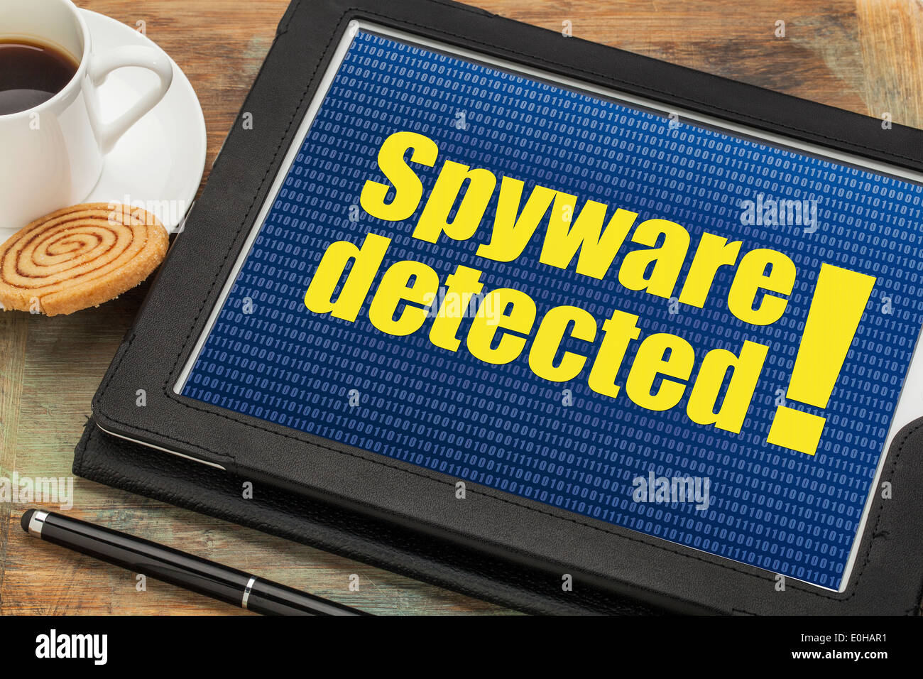 Spyware Rilevato avviso su una tavoletta digitale con una tazza di caffè Foto Stock