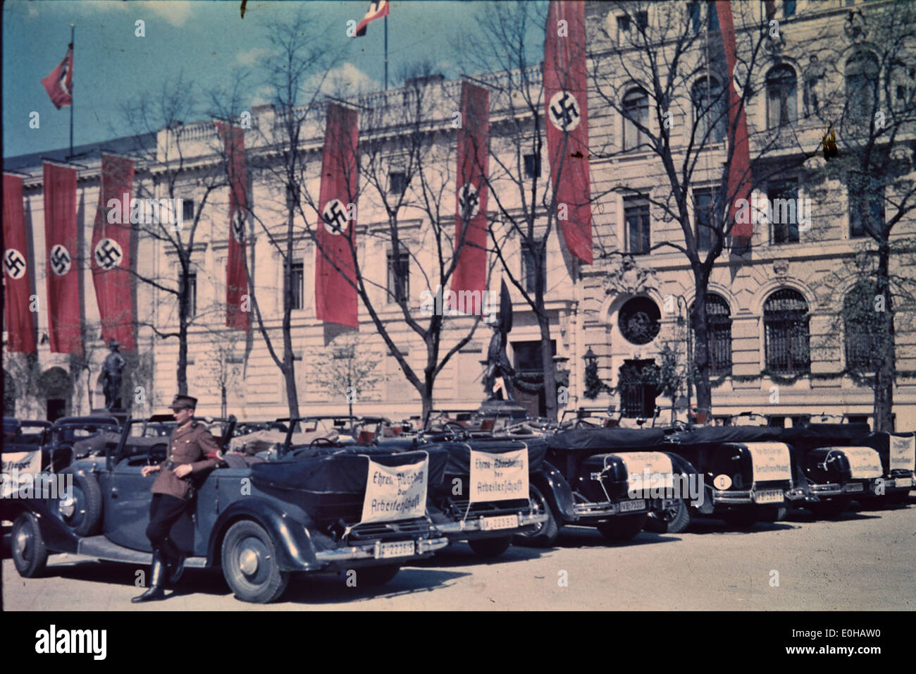 Una fotografia a colori di Berlino nel 1937, che mostra il paesaggio urbano durante l'era pre-bellica, catturandone l'architettura e l'atmosfera. Foto Stock
