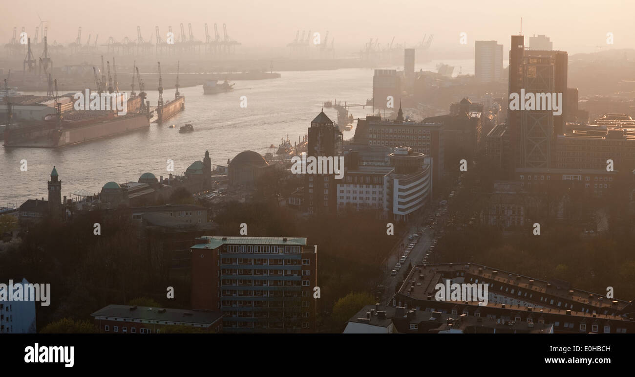 Antenna vista panoramica del fiume Elba e dal porto di Amburgo, Germania Foto Stock
