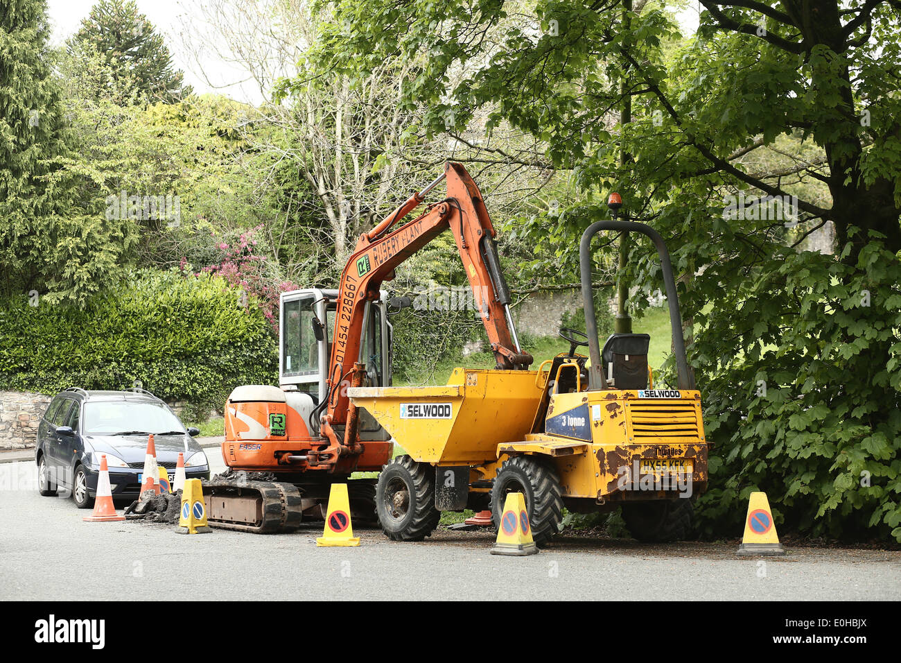 Strada pista di impianti e attrezzature sul lato lato della strada pronti per raccogliere prima di iniziare il lavoro Foto Stock
