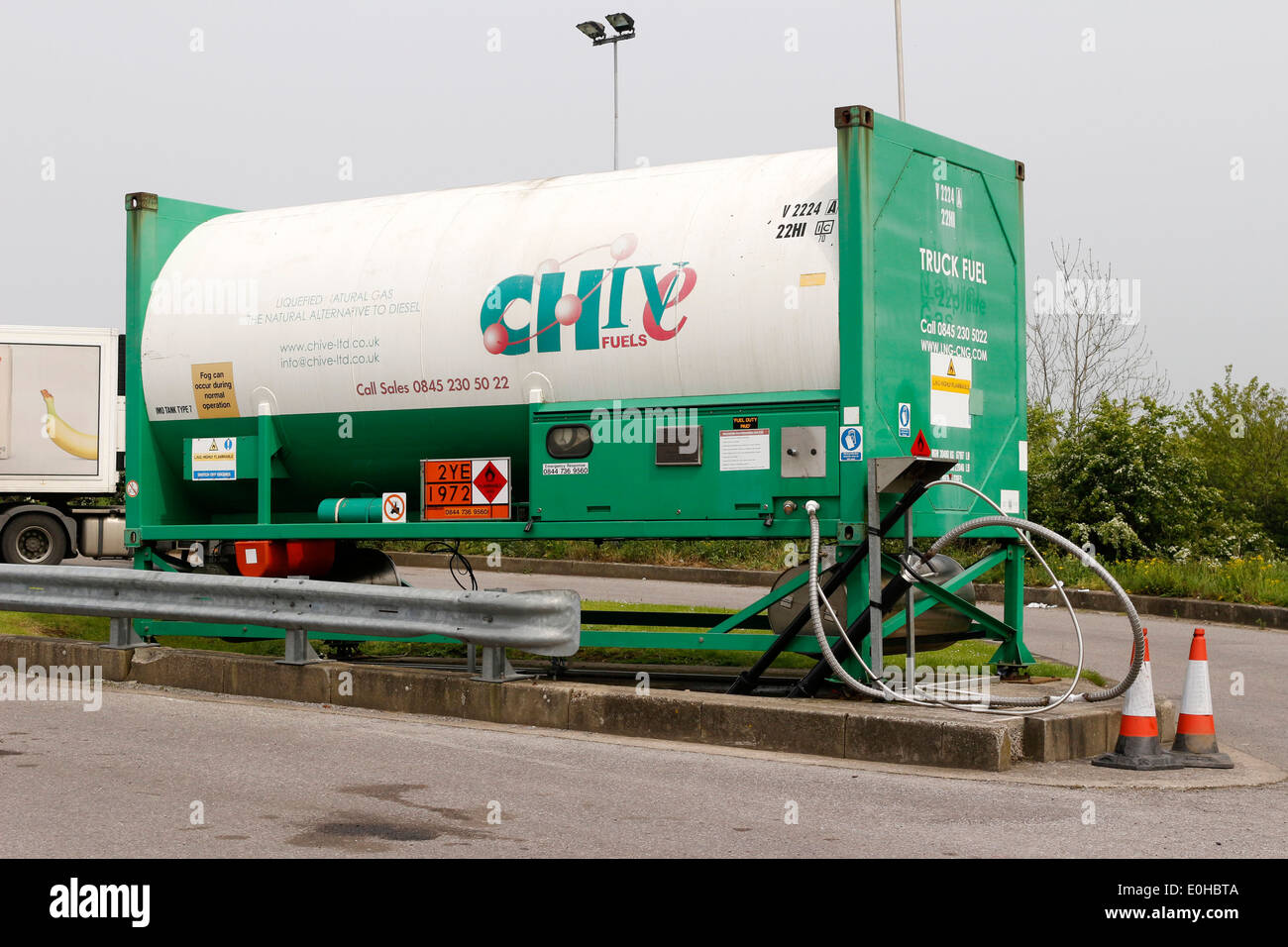 Veicolo commerciale liquefatto gpl gas pertroleum containter e punto di riempimento del carrello car park in Aust servizi, Aprile 2014 Foto Stock