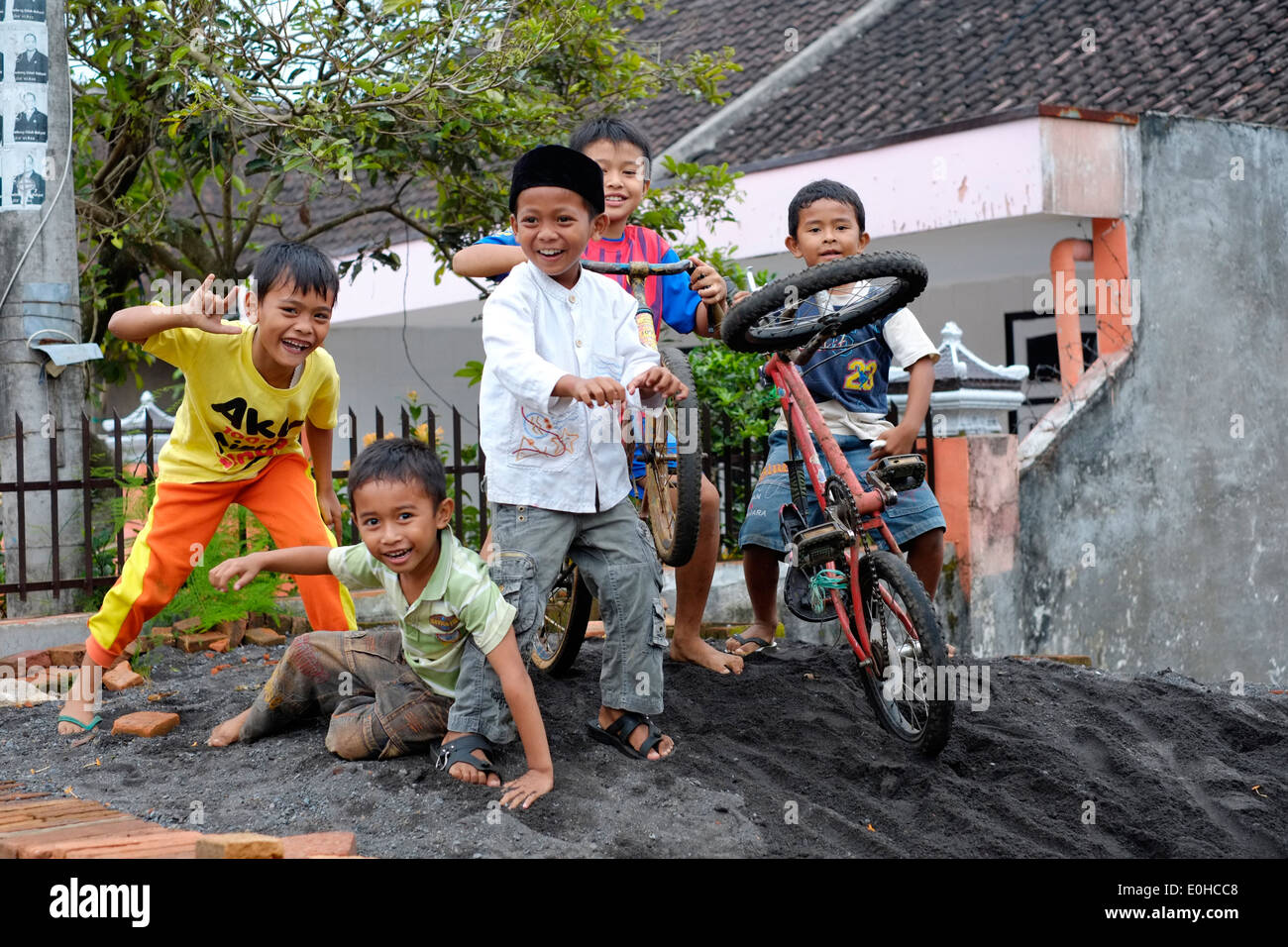 Bambini locali innocentemente al gioco in un piccolo villaggio rurale in Giava Est Indonesia Foto Stock