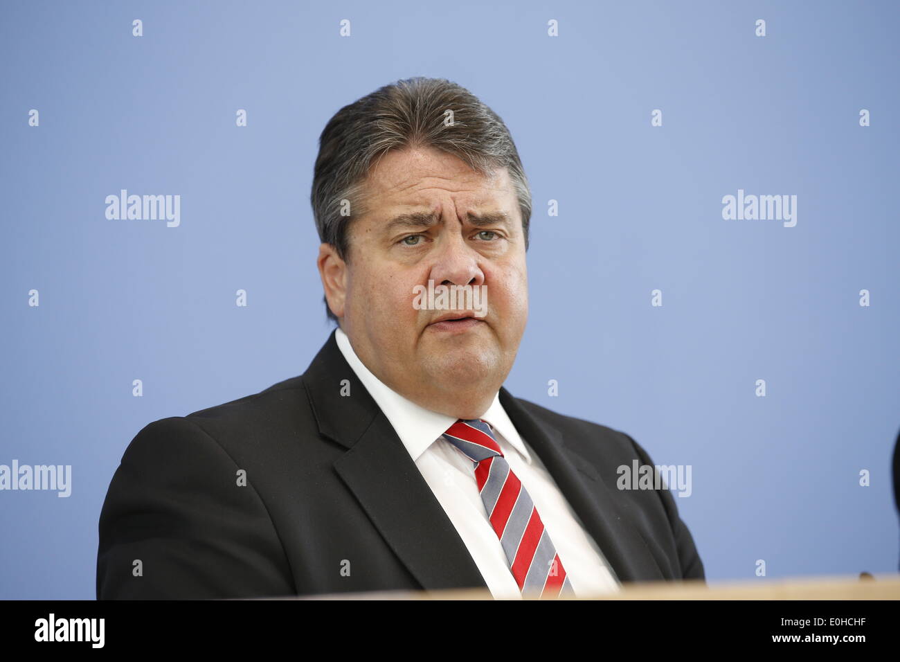 Berlino, Germania. 13 Maggio, 2014. Premere il tasto Conferenza con Sigmar GABRIEL (SPD), il Ministro dell Economia e dell'energia, Segretario Generale dell'Organizzazione per la cooperazione e lo sviluppo economico (OCSE), GurrÃ-a, sul tema ''žpresentation dell'OCSE della Germania la relazione economica' a casa federale di conferenza stampa tenutasi a Berlino il 13 maggio 2014 a Berlino, Germania./Immagine: Credito: Reynaldo Paganelli/NurPhoto/ZUMAPRESS.com/Alamy Live News Foto Stock