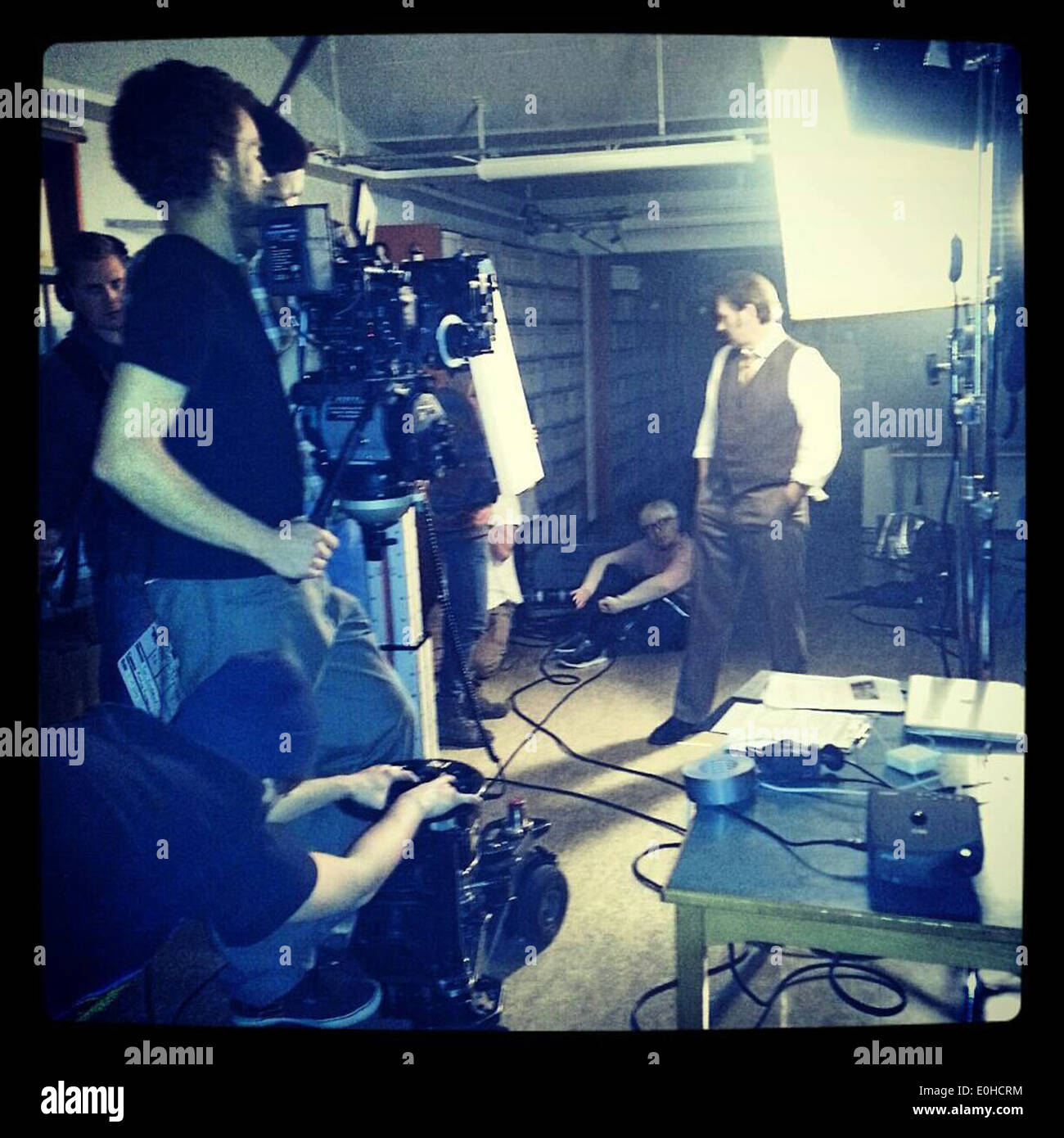 Questa immagine mostra le riprese di "The Nation's Memory" presso gli Archivi nazionali. La foto cattura il processo storico delle riprese, concentrandosi sul set, sulle fotocamere e sugli attori coinvolti nella produzione di questo film documentario. Foto Stock