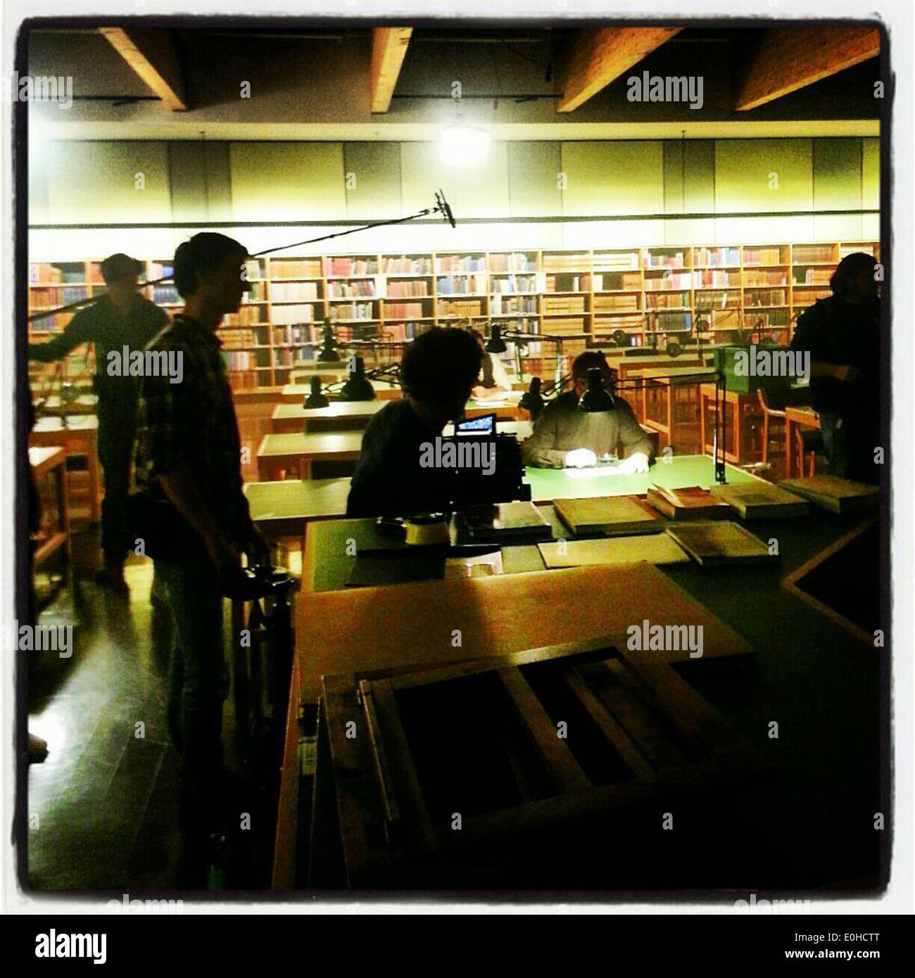 Una scena tratta dalle riprese di "The Nation's Memory" negli Archivi nazionali, con la troupe e gli attori. Questo film documentario è stato creato per preservare importanti eventi storici negli archivi. Foto Stock