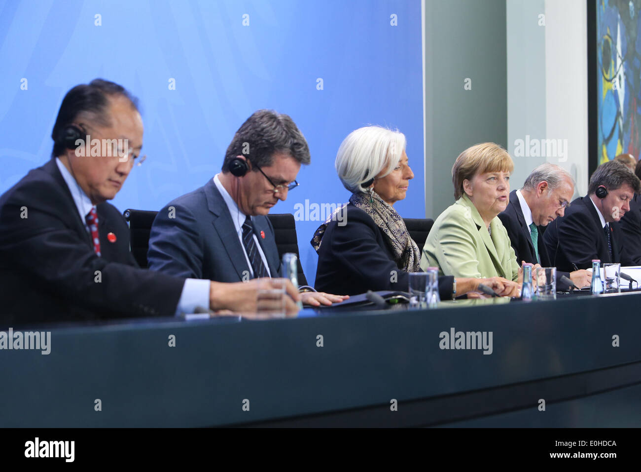 Berlino, Germania. 13 Maggio, 2014. (Da l a r) il gruppo della Banca Mondiale Presidente Jim Yong Kim, direttore generale dell'Organizzazione mondiale del commercio (OMC) Roberto Azevedo, il Fondo monetario internazionale (FMI) Direttore Christine Lagarde, il Cancelliere tedesco Angela Merkel, Segretario Generale dell Organizzazione per la cooperazione e lo sviluppo economico (OCSE) Angel Gurria e l'Organizzazione Internazionale del Lavoro (OIL) Direttore Generale Guy Ryder a partecipare a una conferenza stampa congiunta dopo un incontro presso la cancelleria di Berlino in Germania, il 13 maggio 2014. © Zhang ventola/Xinhua/Alamy Live News Foto Stock