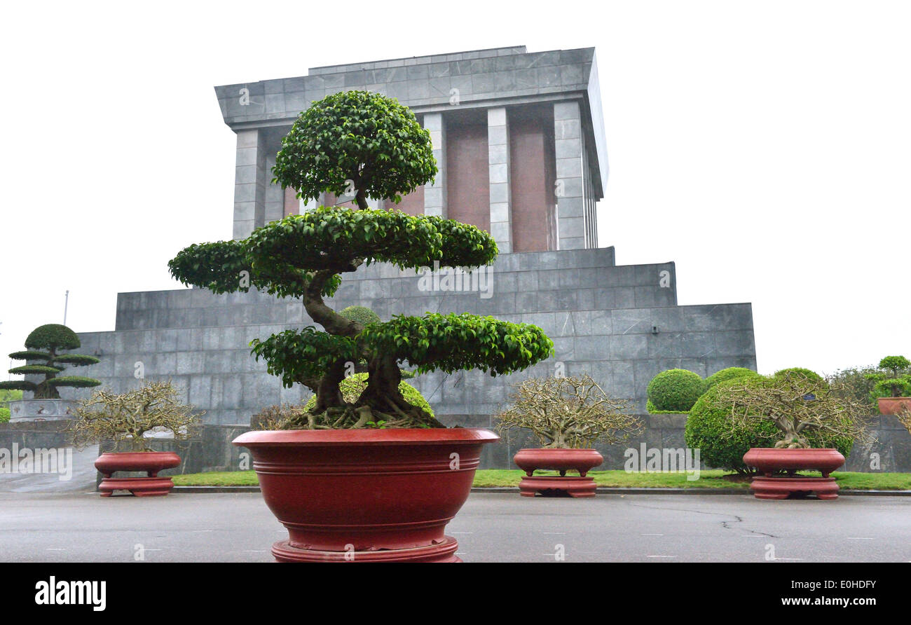 Vista laterale del Mausoleo di Ho Chi Minh , il luogo storico dove rispettato Zio Ho risiede nello stato. Foto Stock