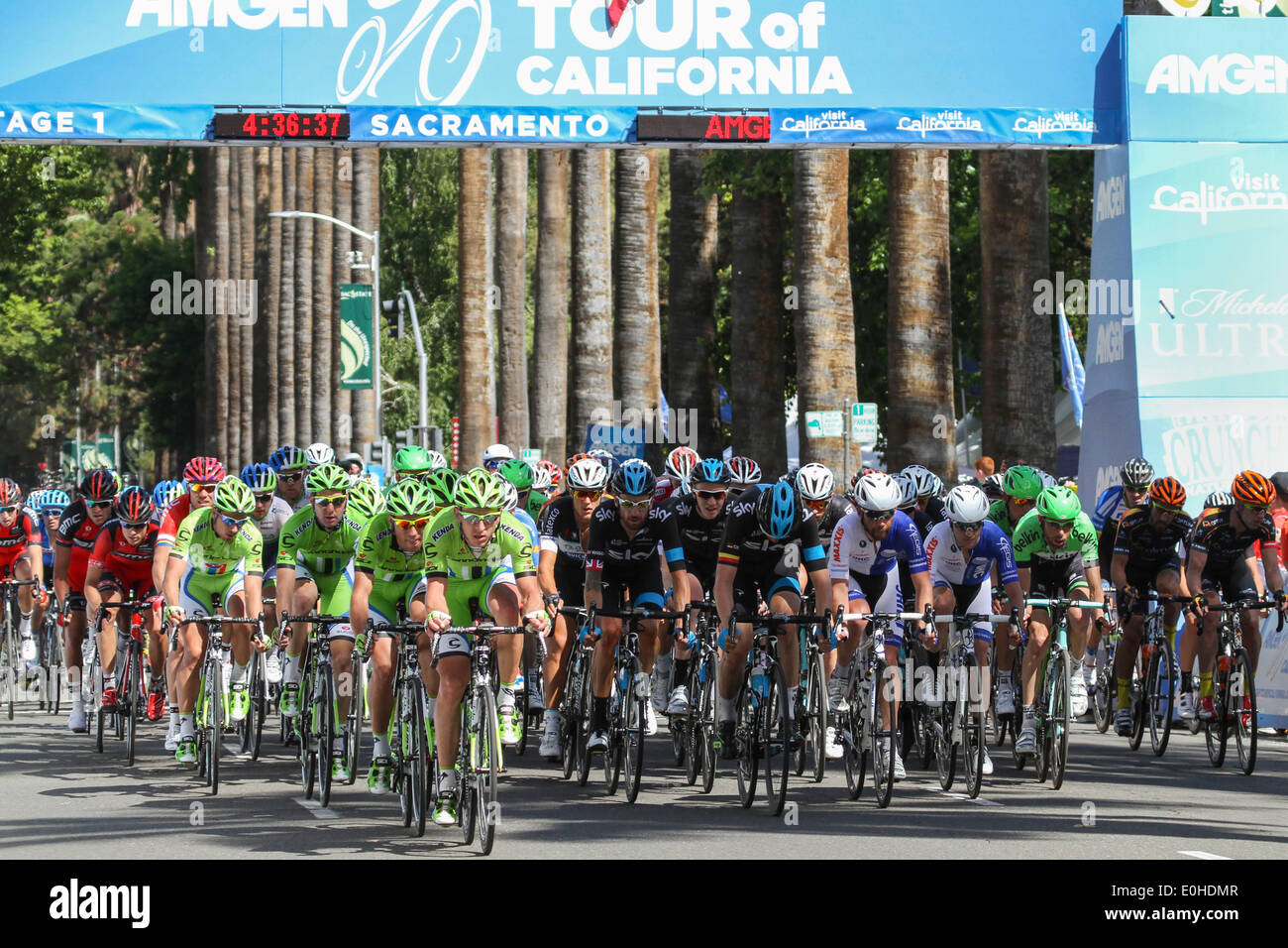 Sacramento, California, Stati Uniti d'America. 11 Maggio, 2014. La Cannondale Team conduce la carica verso il basso l Street per la loro sprinter, PETER SAGAN, durante il giro finale del primo stadio della Amgen tour della California, a Sacramento, California, domenica 11 maggio, 2014. MARK CAVENDISH, dal team Omega Pharma Quick-Step, ha vinto la tappa su John Degenkolb in un photo finish © Tracy Barbutes/ZUMA filo/ZUMAPRESS.com/Alamy Live News Foto Stock