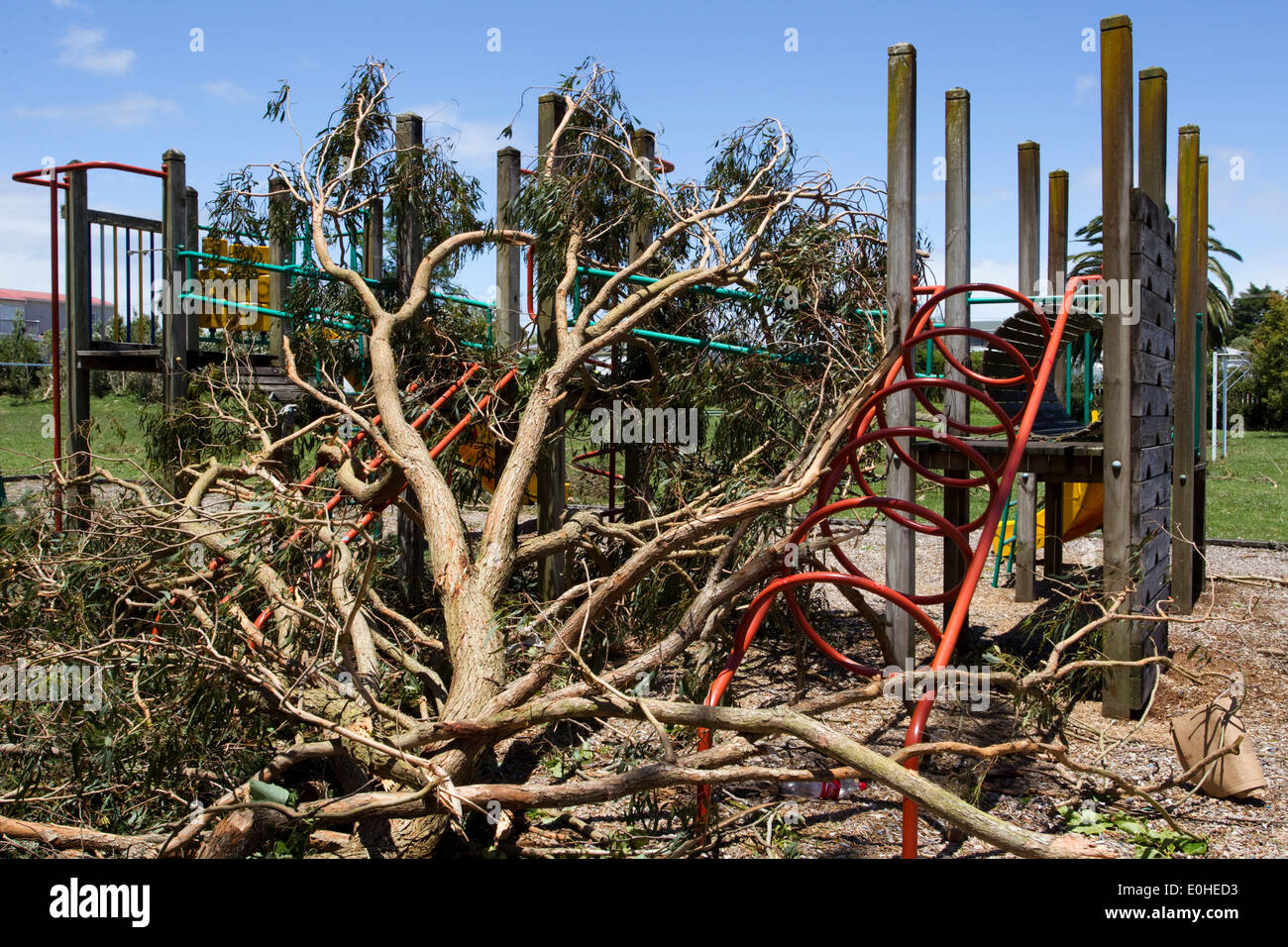 Un parco giochi per bambini presso la scena di devastazione a seguito di un Tornado, Waimarie Road, Whenuapai, Auckland, Nuova Zelanda Foto Stock
