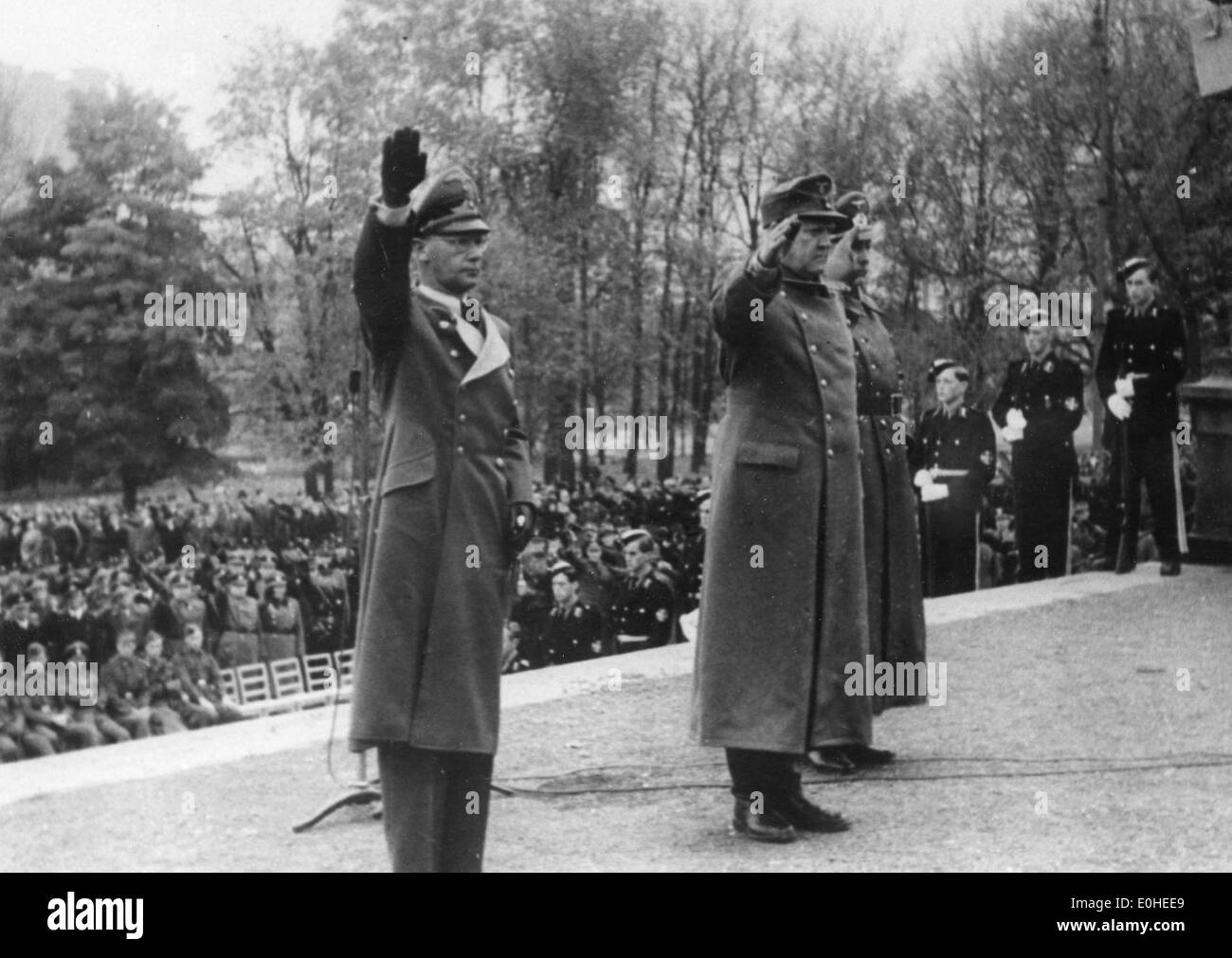 Vidkun Quisling e Terboven in una cerimonia commemorativa per i soldati caduti, evidenziando il loro ruolo in Norvegia durante la seconda guerra mondiale e la loro associazione con la Germania nazista. Foto Stock