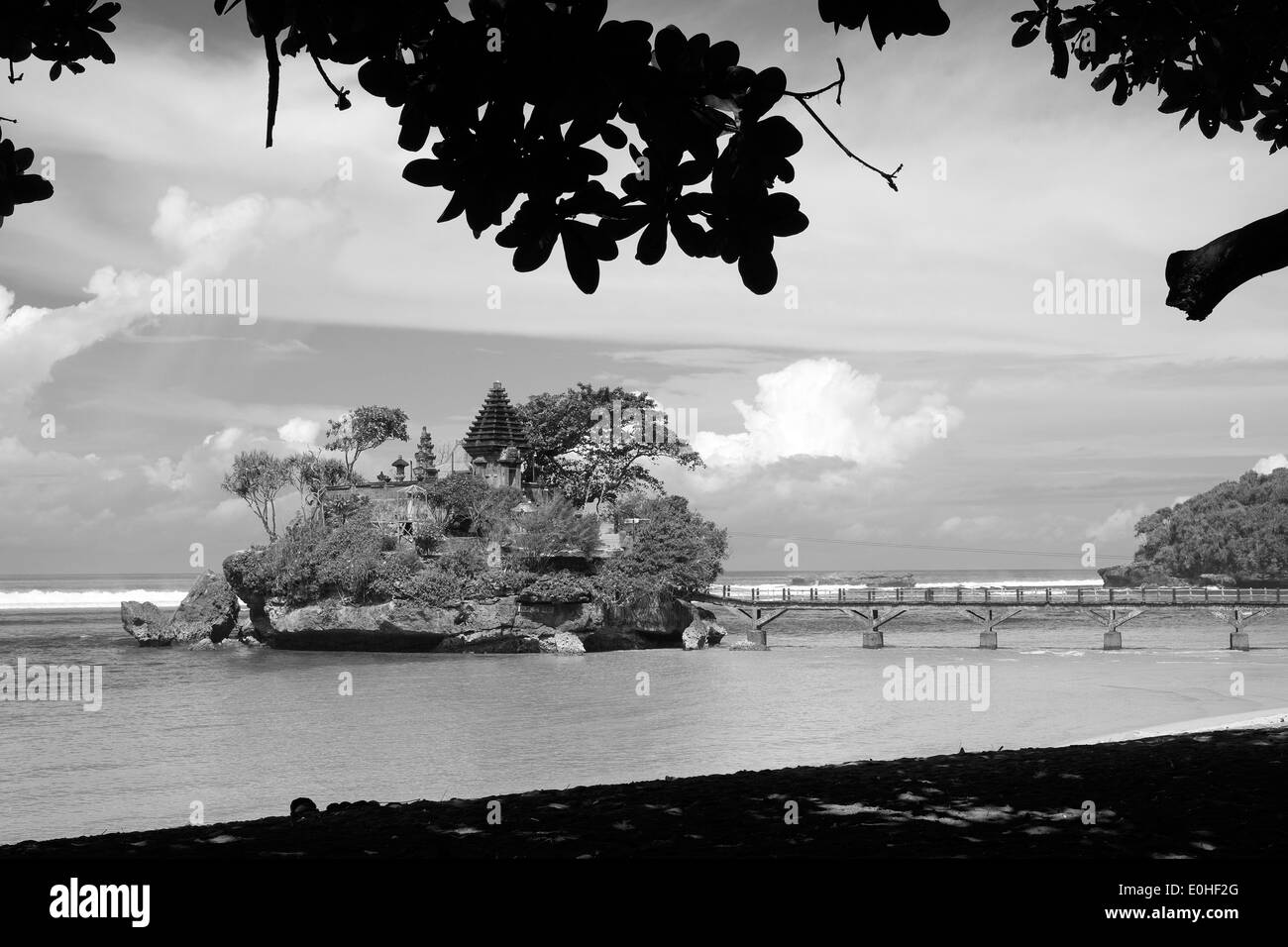 Ismoyo isola con amerta jati tempio indù a balekambang east java indonesia Foto Stock