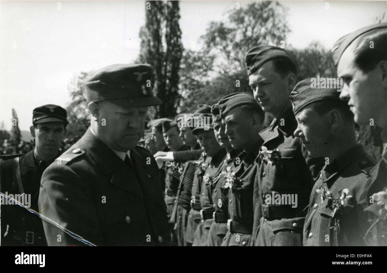 Questa immagine raffigura Slottsplassen, Oslo, il 16-17 maggio 1943, durante l'occupazione tedesca della Norvegia nella seconda guerra mondiale. L'evento probabilmente riflette l'atmosfera tesa della Norvegia in tempo di guerra sotto il controllo tedesco. Foto Stock