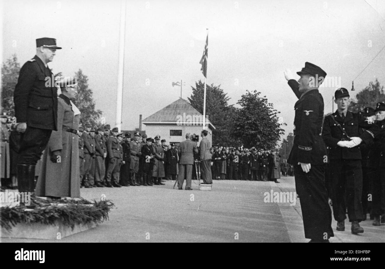 Una cerimonia durante l'VIII Congresso del Partito del movimento Nazionalsocialista, dove i soldati caduti furono onorati. Questo evento ebbe luogo durante la seconda guerra mondiale, riflettendo gli sforzi propagandistici del regime nazista e l'atmosfera politica dell'epoca. Foto Stock