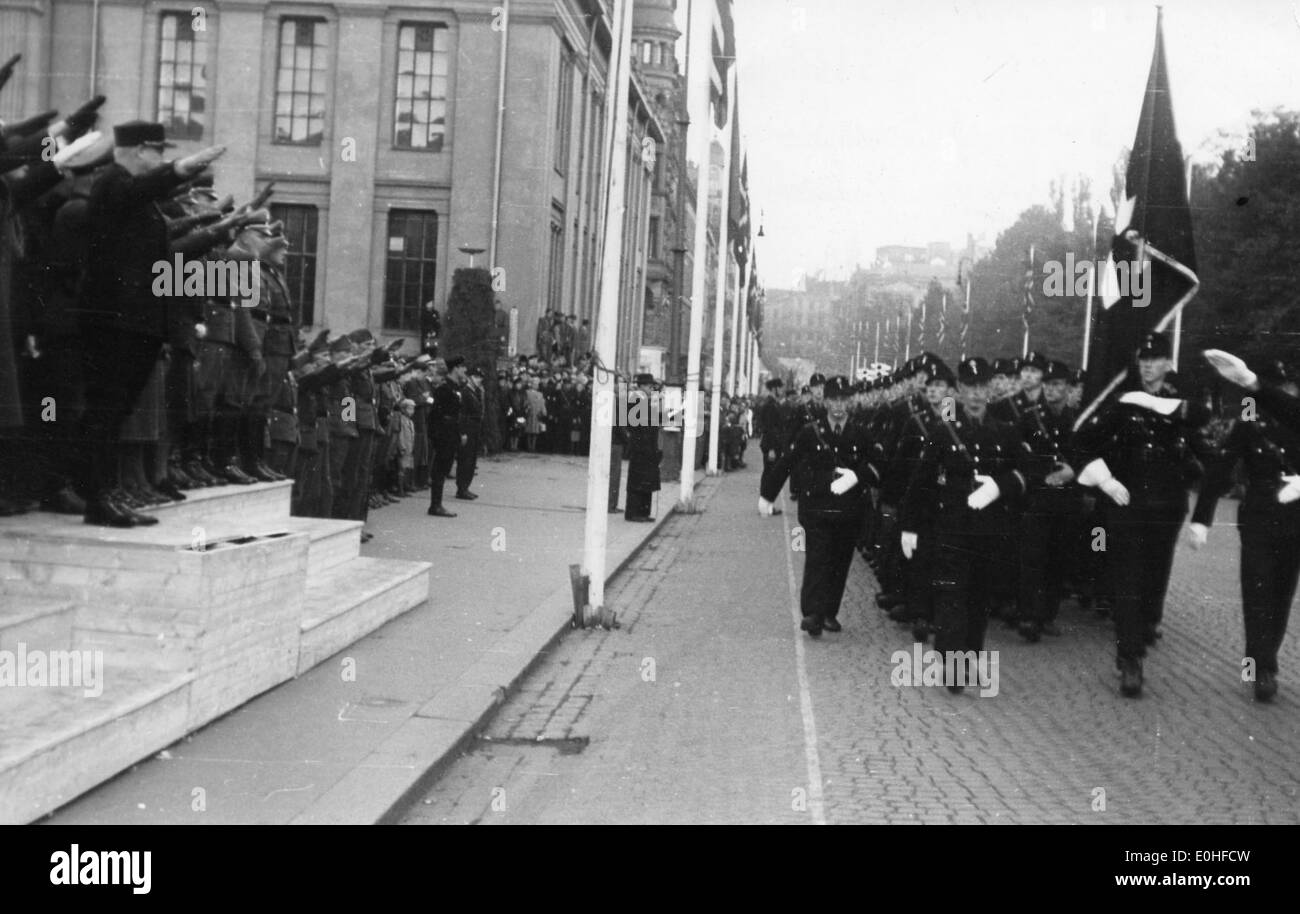 Questa immagine mostra l'VIII Congresso Nazionale del Partito e l'Hirdaufmarsch a Karl Johan, durante la seconda guerra mondiale. L'evento si è svolto nella Norvegia occupata dai nazisti, con il partito Samling Nazionale di Vidkun Quisling a guidare la manifestazione. Foto Stock