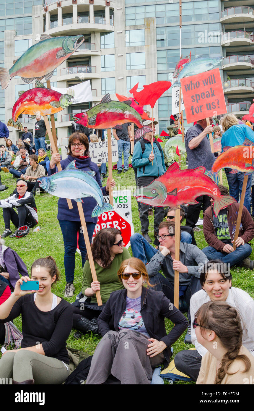 Manifestanti con salmone verniciato puntelli, all'assenza di Enbridge Rally della pipeline Foto Stock