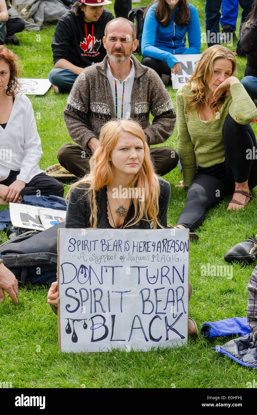 Donna con segno di protesta, non Pipeline Enbridge Rally, 10 maggio 2014, Sunset Beach, Vancouver, British Columbia, Canada Foto Stock