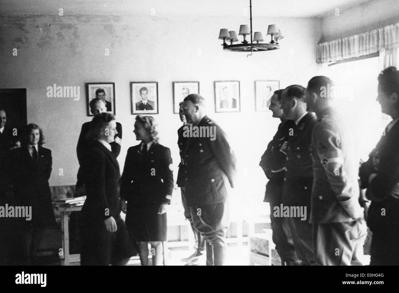 Questa immagine storica mostra un edificio a Jessheim, Norvegia, legato al NSUF (fronte di unità nazionalsocialista) durante la seconda guerra mondiale. La foto cattura lo stile architettonico dell'epoca e serve come promemoria dell'impatto della seconda guerra mondiale e dell'occupazione della Norvegia da parte della Germania nazista. Foto Stock