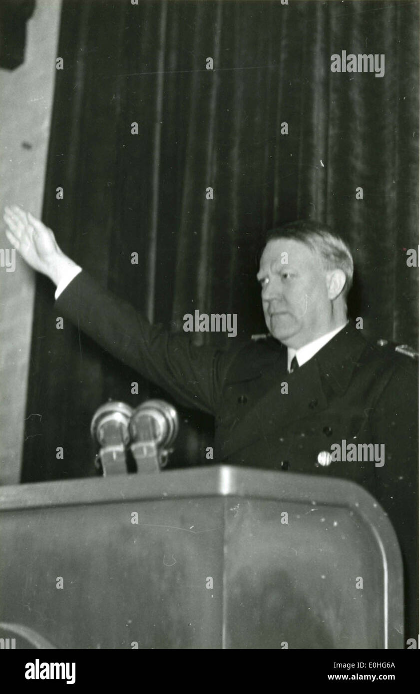 Questa immagine mostra Vidkun Quisling che parla dal podio (talerstolen) a Riddersalen durante la seconda guerra mondiale. Quisling era un leader fascista norvegese che collaborò con la Germania nazista durante l'occupazione della Norvegia. Foto Stock