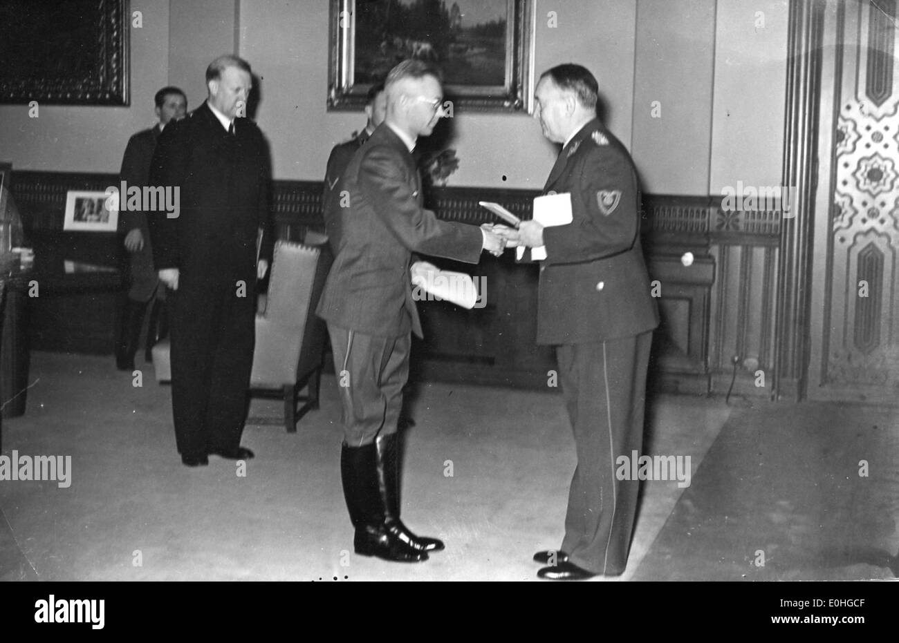 Il Reichskommissar Josef Terboven riceve gli ordini di stato commissariali al Parlamento norvegese (Stortinget) durante la seconda guerra mondiale, segnando un importante momento storico. Foto Stock