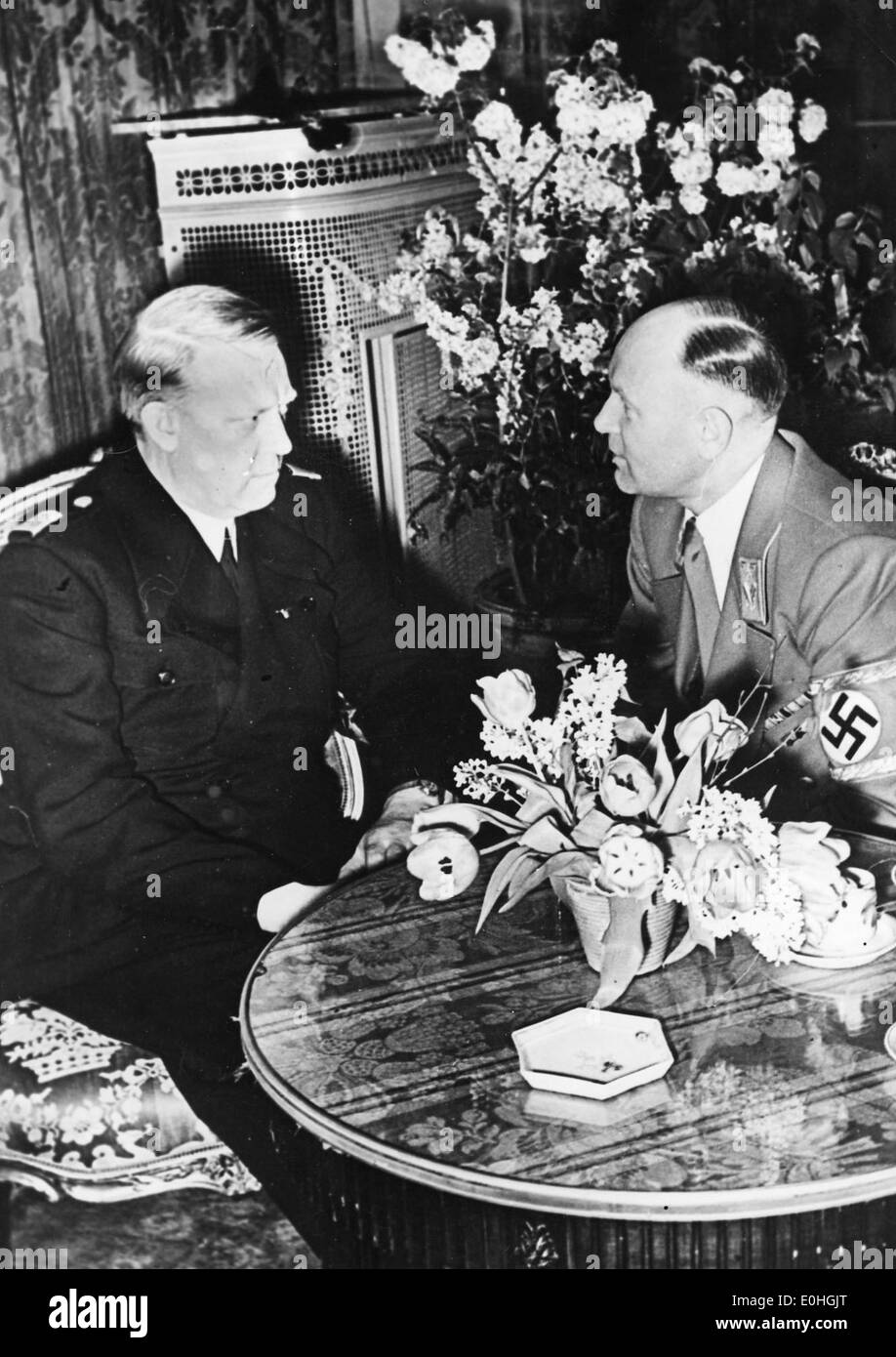 Questa fotografia mostra la cerimonia ufficiale di stato (statsakt) a Berlino durante la seconda guerra mondiale, segnando un momento significativo nell'occupazione della Germania. Include figure politiche come Vidkun Quisling, che evidenziano il governo allineato ai nazisti in Norvegia. Foto Stock