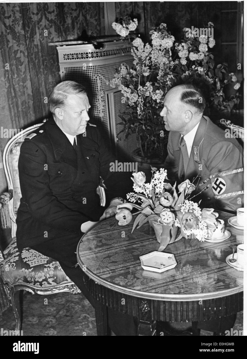Una foto storica dell'atto cerimoniale di stato a Berlino, probabilmente legata all'era della seconda guerra mondiale o alla Germania nazista, con figure importanti come Vidkun Quisling. L'immagine cattura un significativo momento politico o militare durante la guerra. Foto Stock