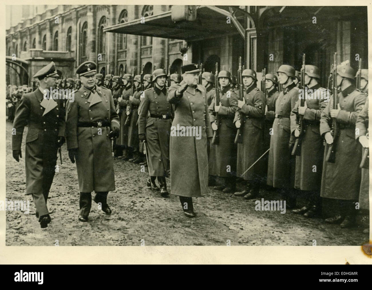 Questa immagine cattura un atto di stato a Berlino durante la seconda guerra mondiale, che coinvolge figure come Josef Terboven e Vidkun Quisling, significative nell'occupazione nazista della Norvegia. Foto Stock