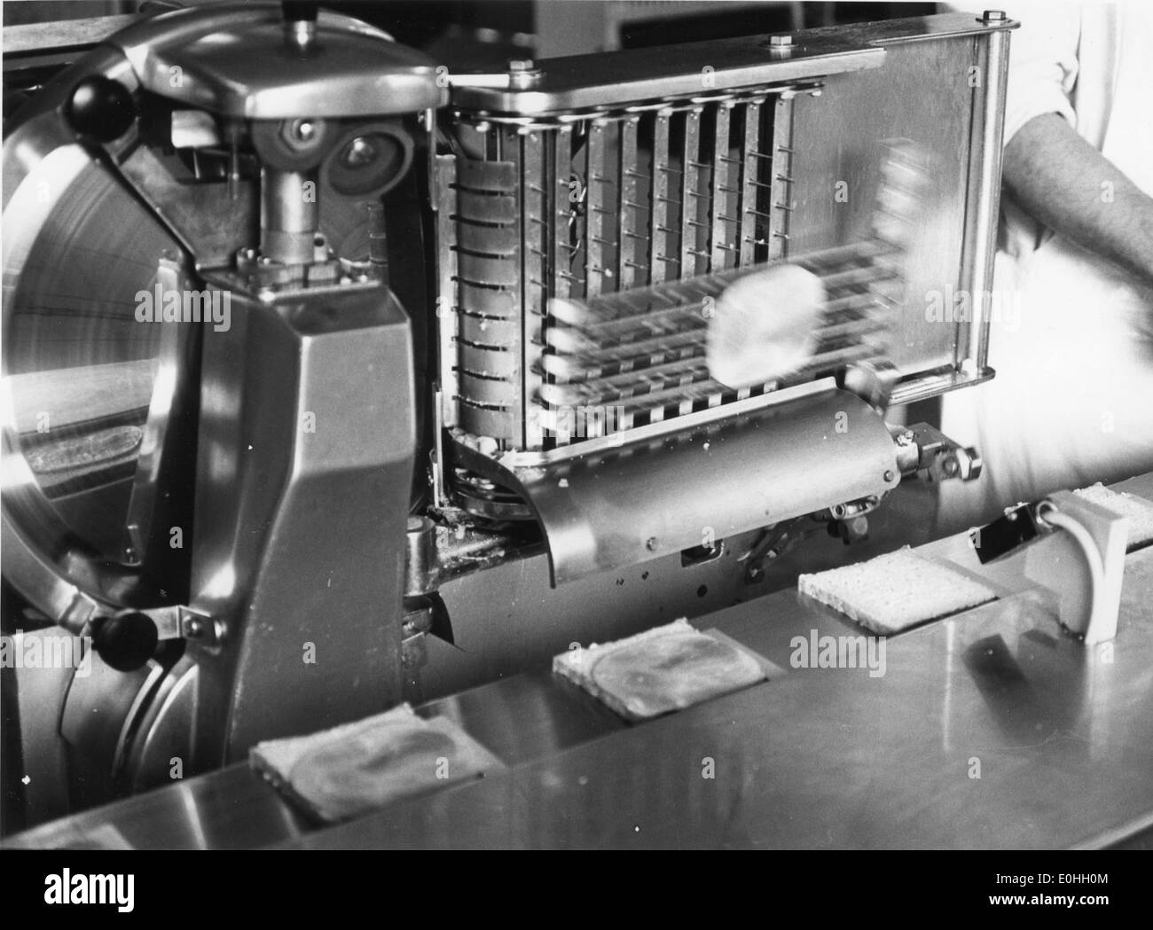 Un vagone da cucina (Togkjøkken) del servizio ferroviario ristorante norvegese, Norsk Spisevognselskap. Questa immagine mostra il processo di produzione e preparazione del cibo su un treno, evidenziando l'integrazione dei ristoranti e dei viaggi nel servizio ferroviario norvegese. Foto Stock