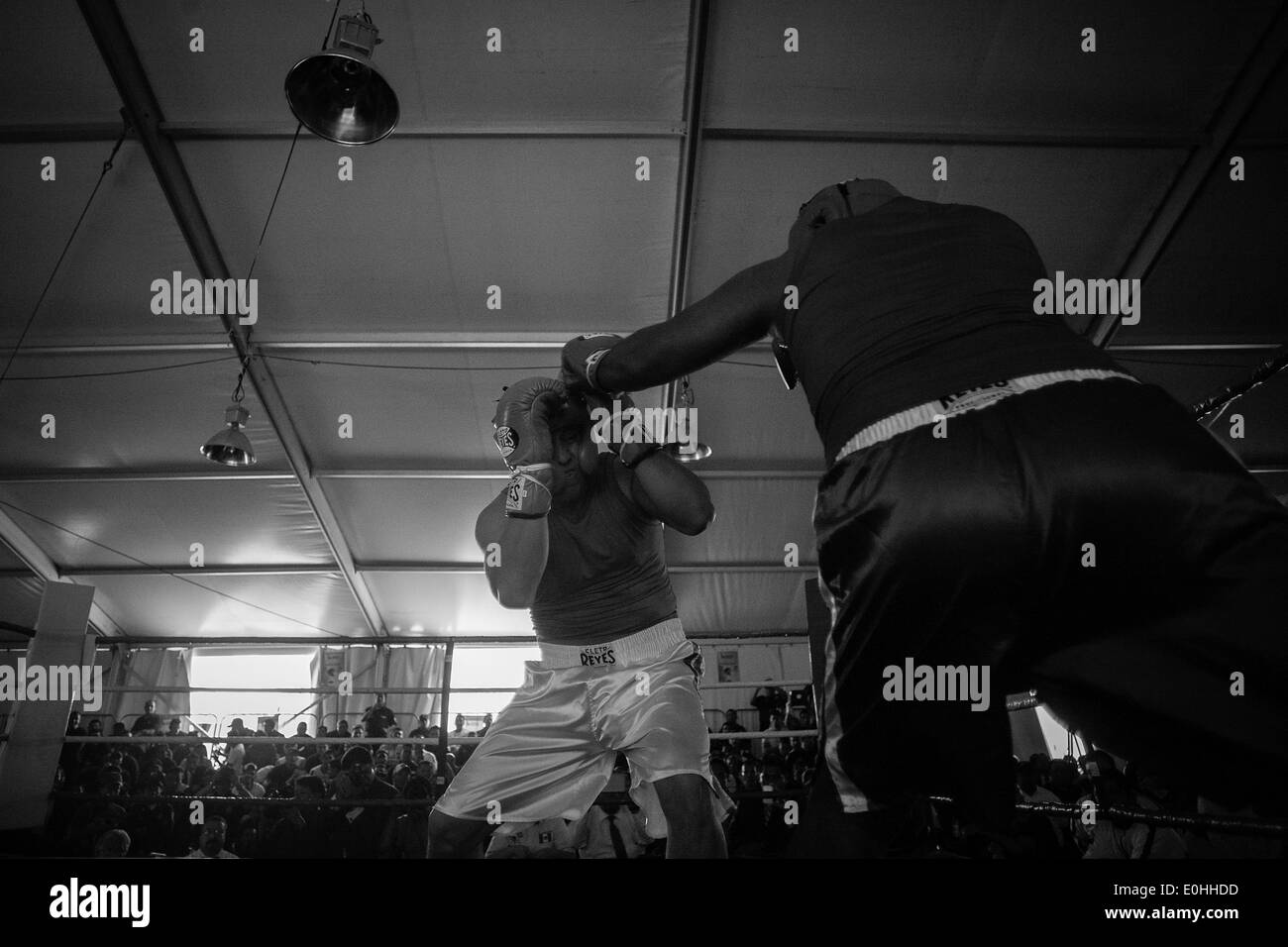 (140514) -- CITTÀ DEL MESSICO, 14 maggio 2014 (Xinhua) -- il poliziotto federale Francisco Javier Ruiz Garcia (L) e marine Luis Felipe 'El Choco' Garcia prendere parte durante il primo torneo di boxe per agenti di polizia che è organizzata dalla World Boxing Consiglio Nazionale e la Commissione Sport (CONADE, per il suo acronimo in spagnolo) al centro di comando di Polizia Federale del Messico a Città del Messico, capitale del Messico, il 13 maggio 2014. Almeno 160 membri della polizia federale, Segretario della Difesa Nazionale (SEDENA, per il suo acronimo in spagnolo), segretario della Marina (SEMAR, per il suo acronimo in spagnolo), e s Foto Stock