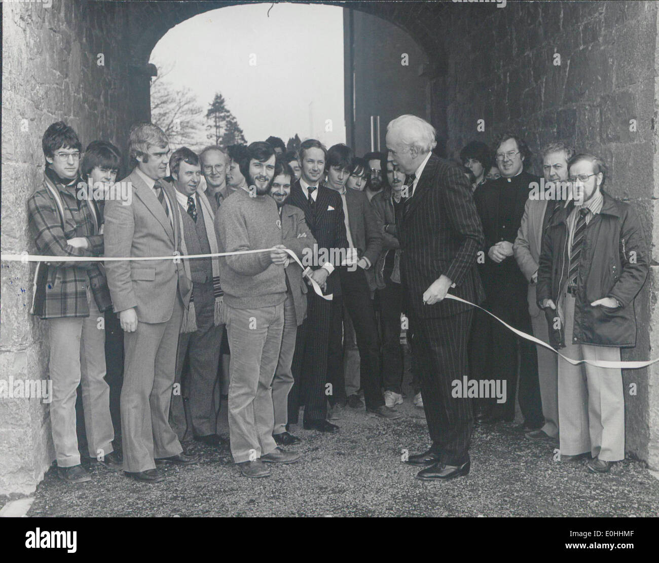 Il nastro è tagliato in corrispondenza dell'apertura del nuovo centro di campus da Paolo Quigley e Jimmy Collins, studente presidente dell Unione Foto Stock