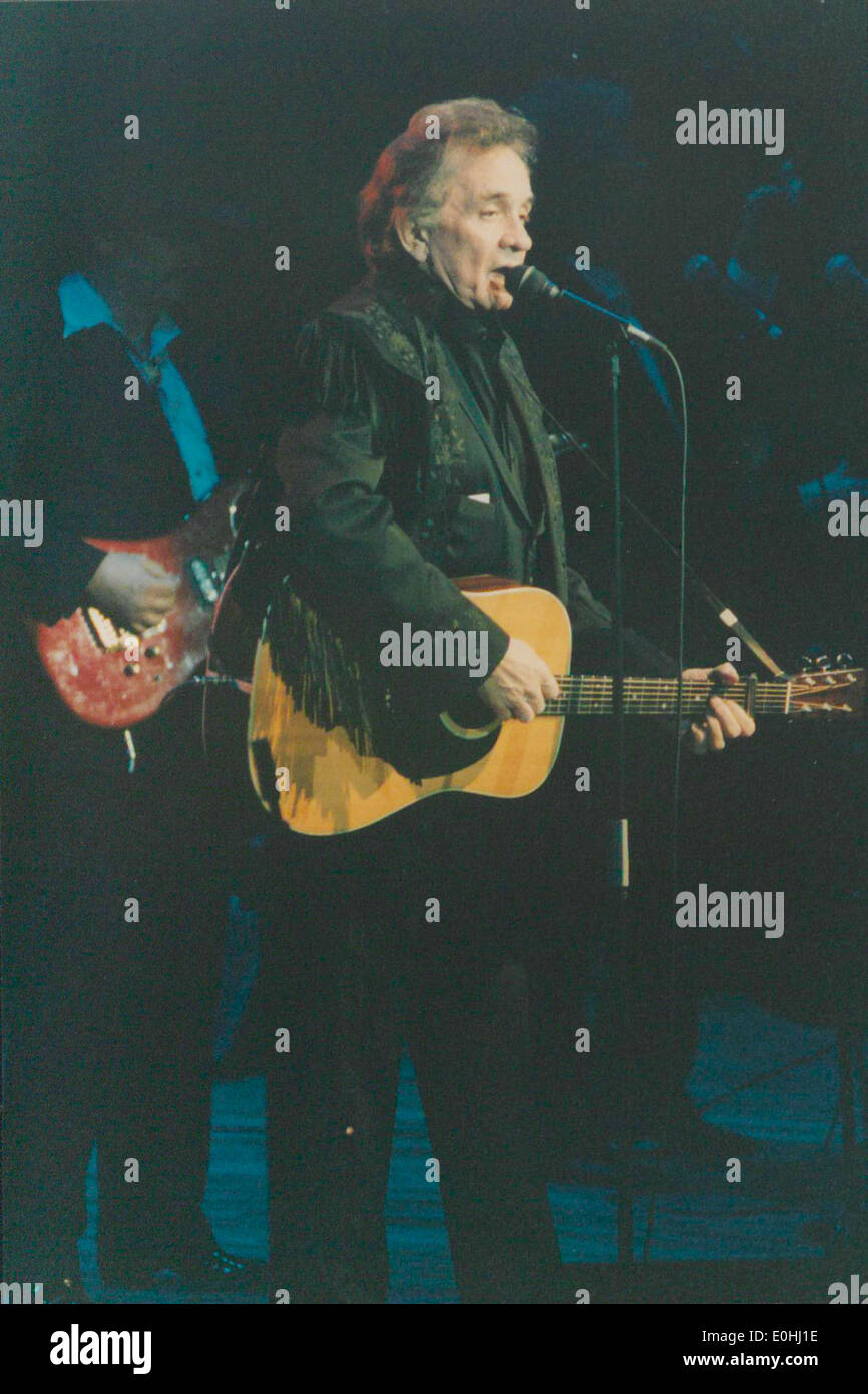 Johnny Cash si esibisce alla University Concert Hall di Limerick nel 1993. L'immagine cattura l'iconica star della musica country durante un concerto dal vivo presso la sede dell'università. Foto Stock
