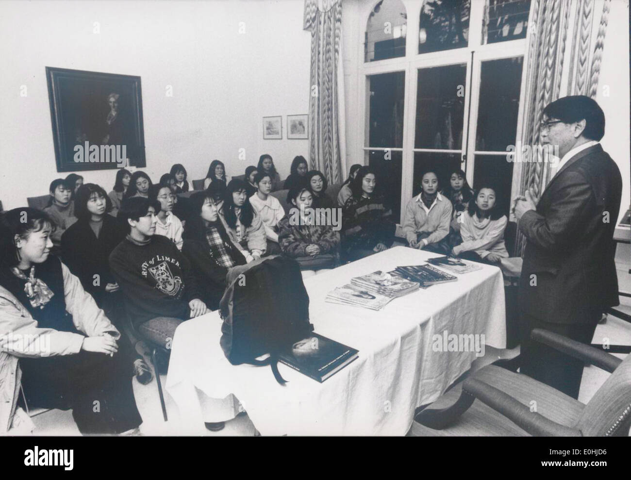 Shinkichi Eto, Presidente Asia University, con studenti provenienti da Asia Università studiare inglese in UL Foto Stock