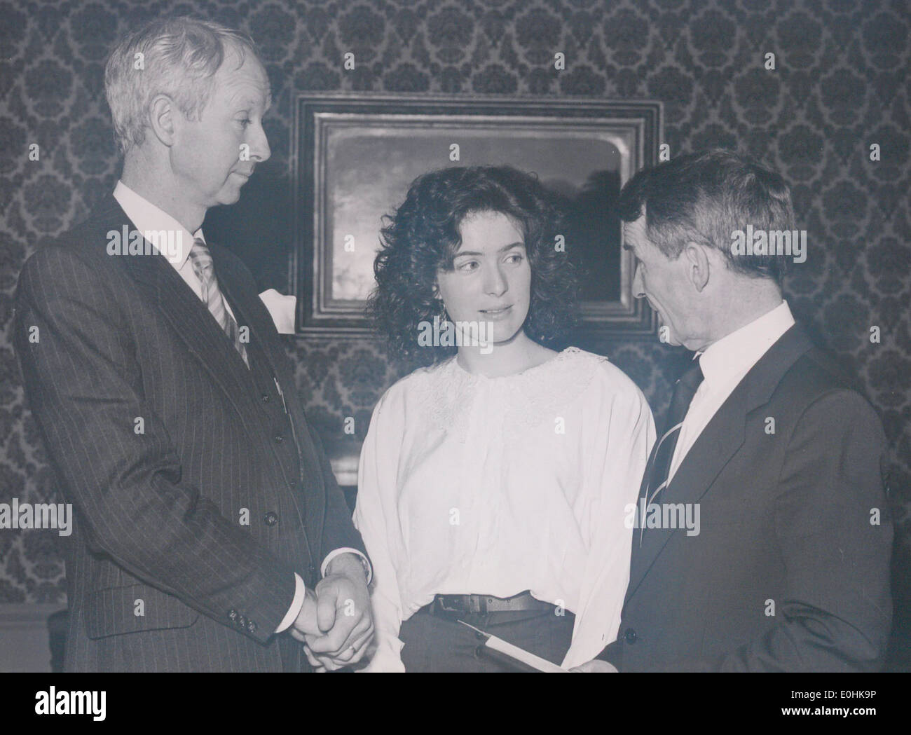 Il dr. dermot whelan, managing director, howmedica int. presenta la borsa di studio a rhona p. sherr, con Edward Walsh, presidente, giugno 1990 Foto Stock