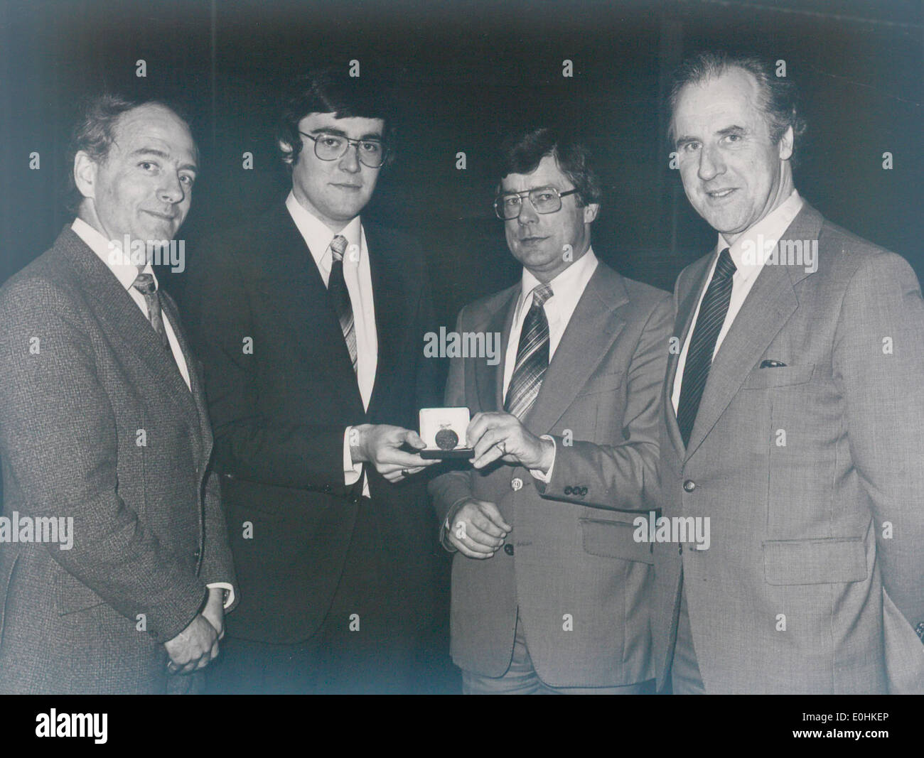 Una cerimonia che cattura la presentazione della medaglia di bronzo IEI, catturata da Alexander Stephen & Sons. L'evento mette in evidenza risultati e riconoscimenti. Foto Stock