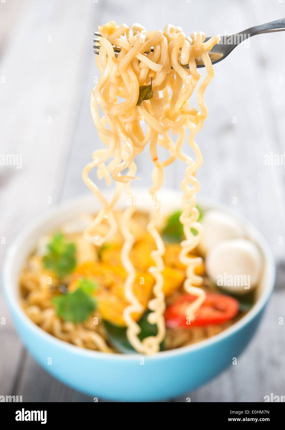 Caldo e piccante tagliatelle istante zuppa, nel sapore di curry. Foto Stock
