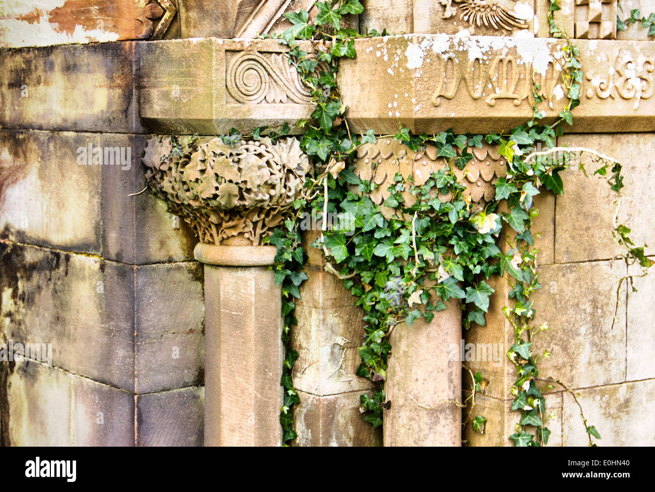 Ivy che crescono sulle rovine di Kirkmaiden chiesa in Monreith - Dumfries and Galloway - Scozia Foto Stock