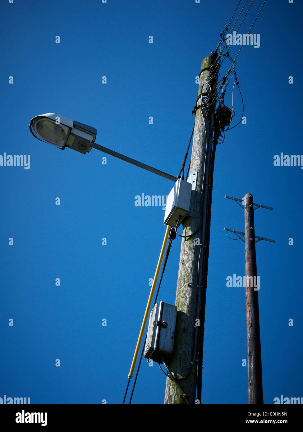 Strada moderna luce sul palo di legno REGNO UNITO Foto Stock