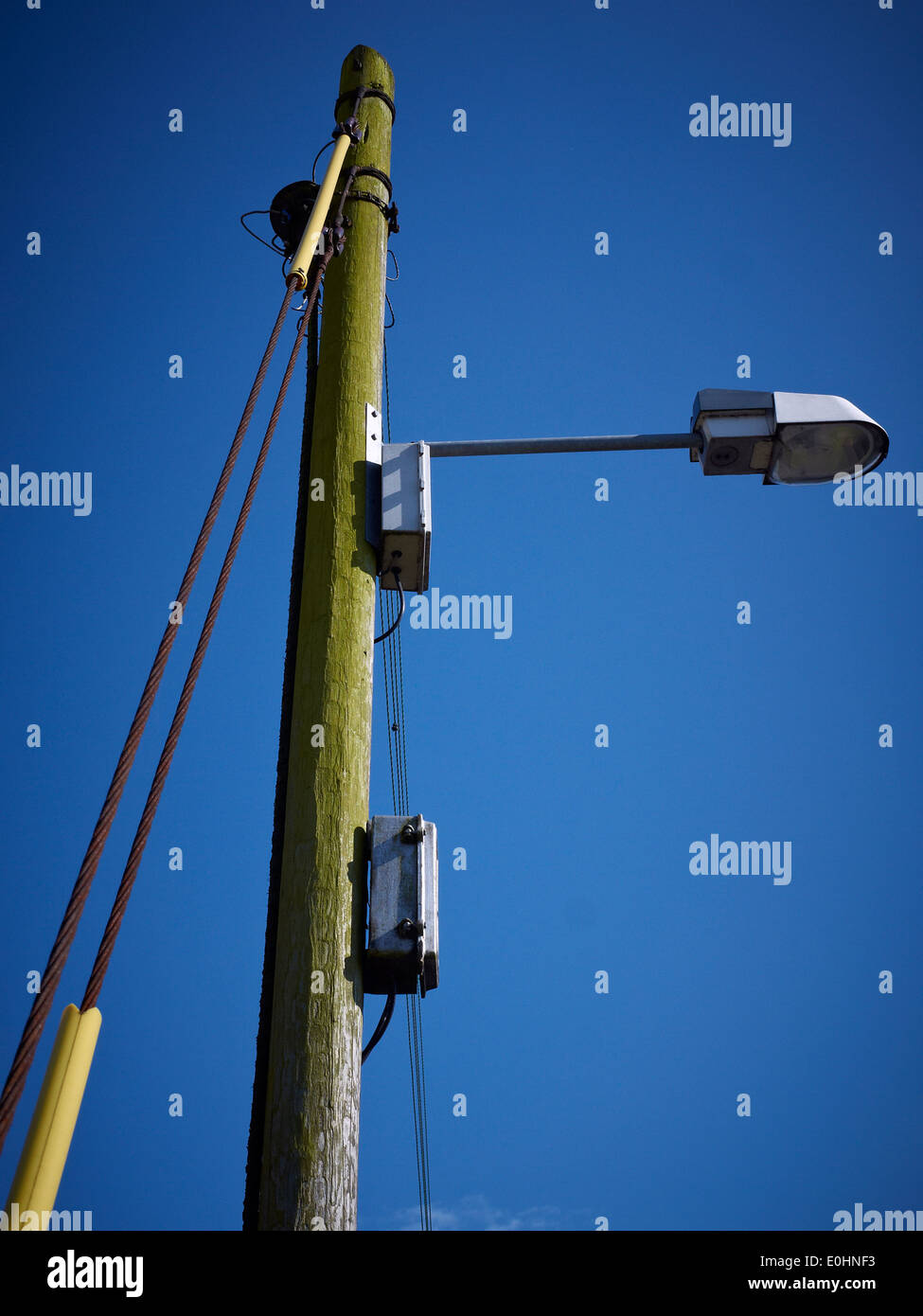 Strada moderna luce sul palo di legno REGNO UNITO Foto Stock