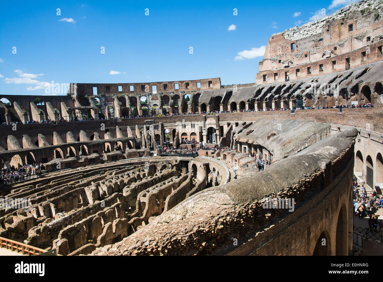 Roma,Italia-Aprile 17,2014:persone ammirare l'interno dell'antica Colosseo romano nella giornata soleggiata nel centro di Roma Foto Stock
